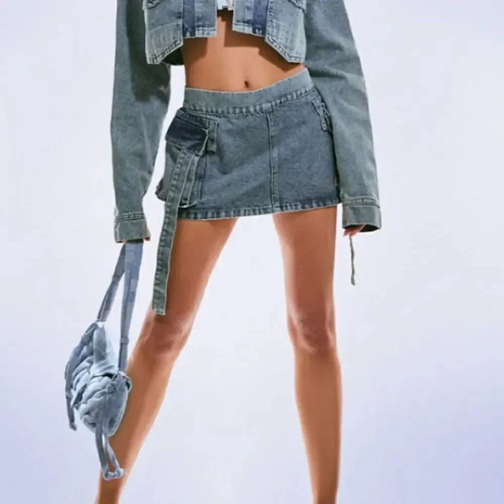 PRETTY LITTLE THING - VINTAGE WASH CARGO POCKET DENIM MINI SKIRT